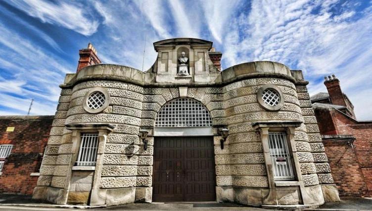 Pass The Keys Superbly Located Handsome Georgian Townhouse شروزبري المظهر الخارجي الصورة